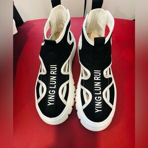 Ying Lun Rui running shoe/sandal